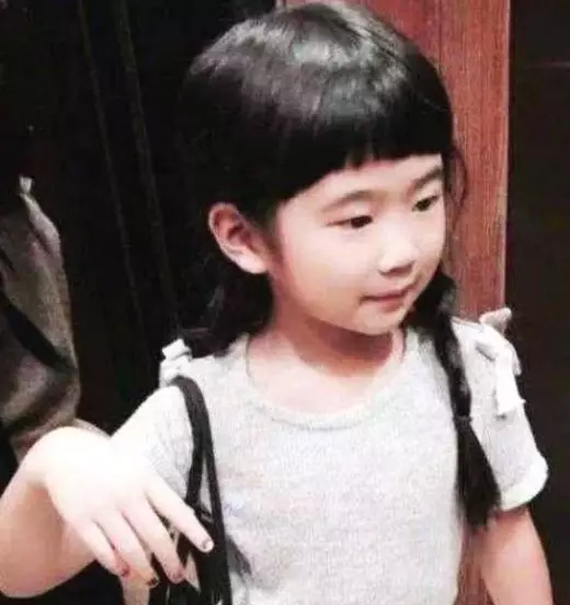                     原创            王祖蓝晒女儿近照，一个月颜值大逆转，养成漂亮宝宝有秘诀！