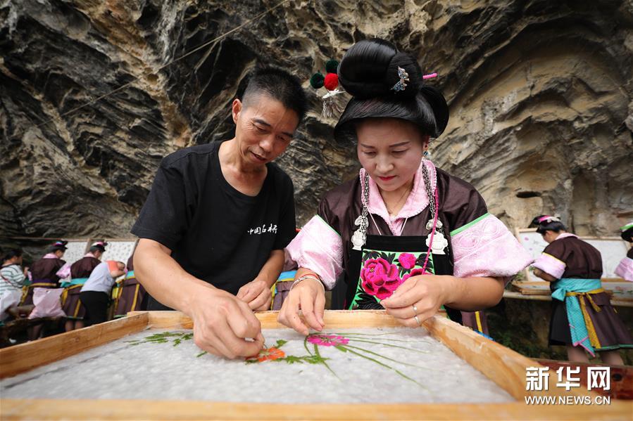 今年53岁的"皮纸制作技艺"国家级非遗传承人王兴武,出生在贵州省