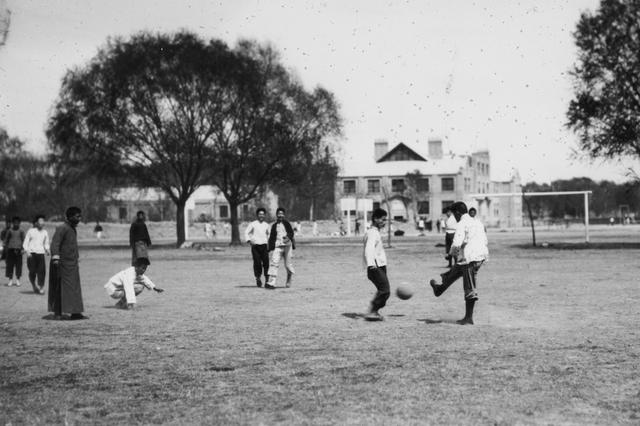 河南开封1923年，古城墙下的百姓生活