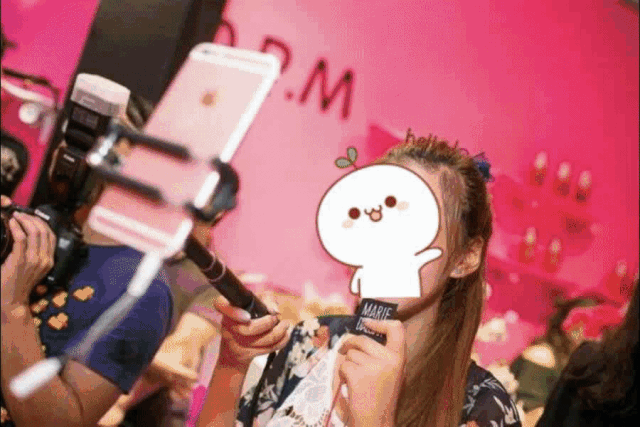 ins风十足,吸引超多网红小姐姐现场直播打卡这次特色十足的潮流艺术