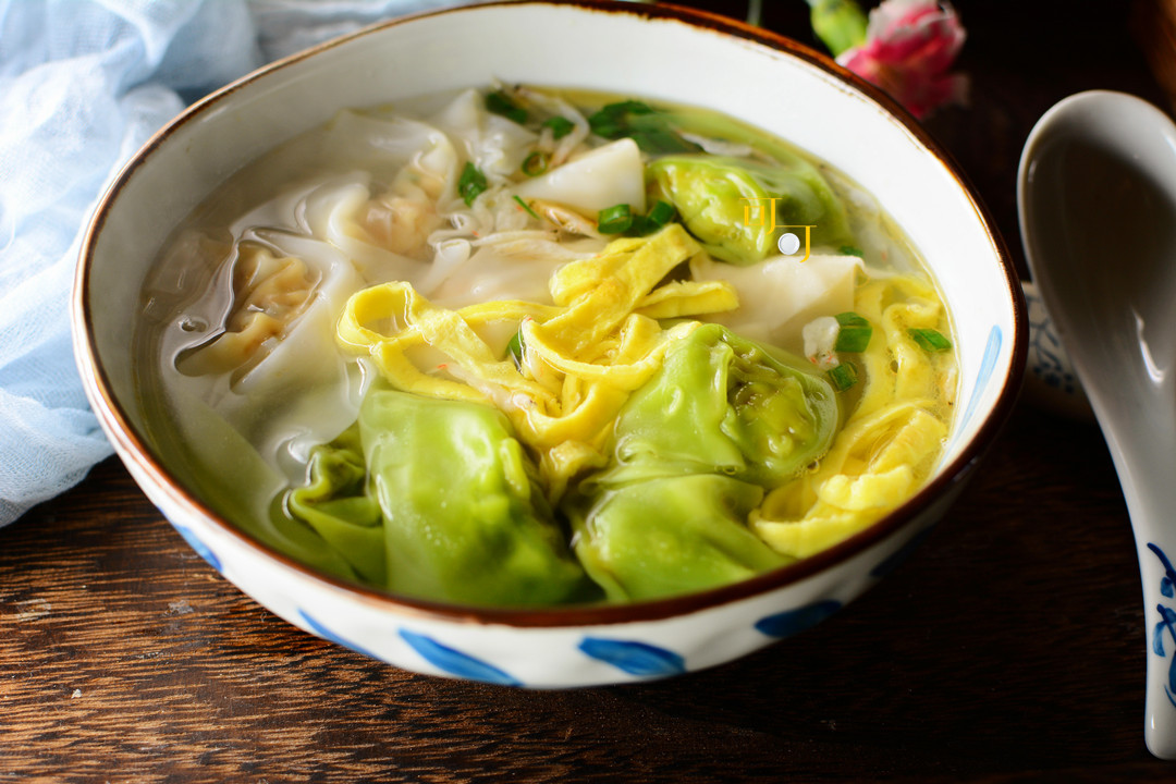 芹菜虾仁双色馄饨,给孩子做早餐好吃有营养,妈妈放心
