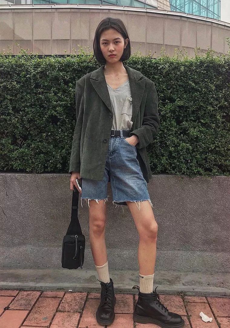 简洁的纯色基本款背心,t恤等都是很好的内搭示范,日常生活中的穿搭也