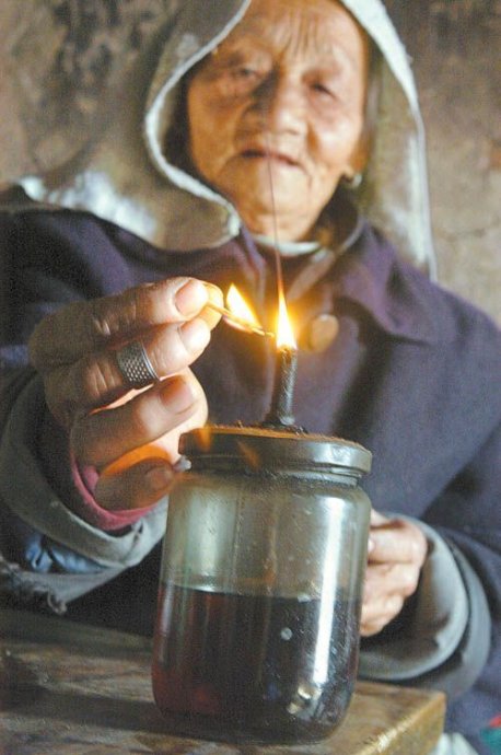 煤油灯,几代农村娃都用过的老物件,一看就怀念