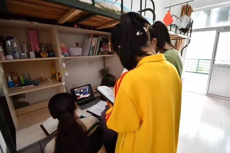 铜陵职业技术学院11栋212寝室青年学生收看直播