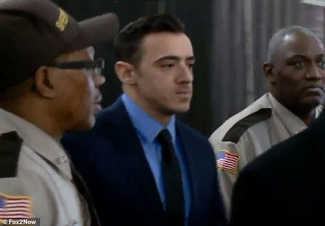 美国美女警察值班时与同事喝酒玩轮盘游戏丧命 被告否认过失杀人 亨德伦