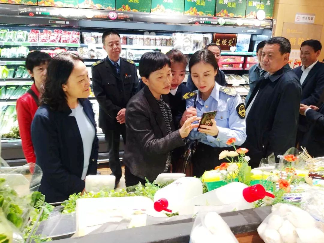 参观德百大楼超市4月29日,德州市人民政府副市长张桂爱,市政府办公室