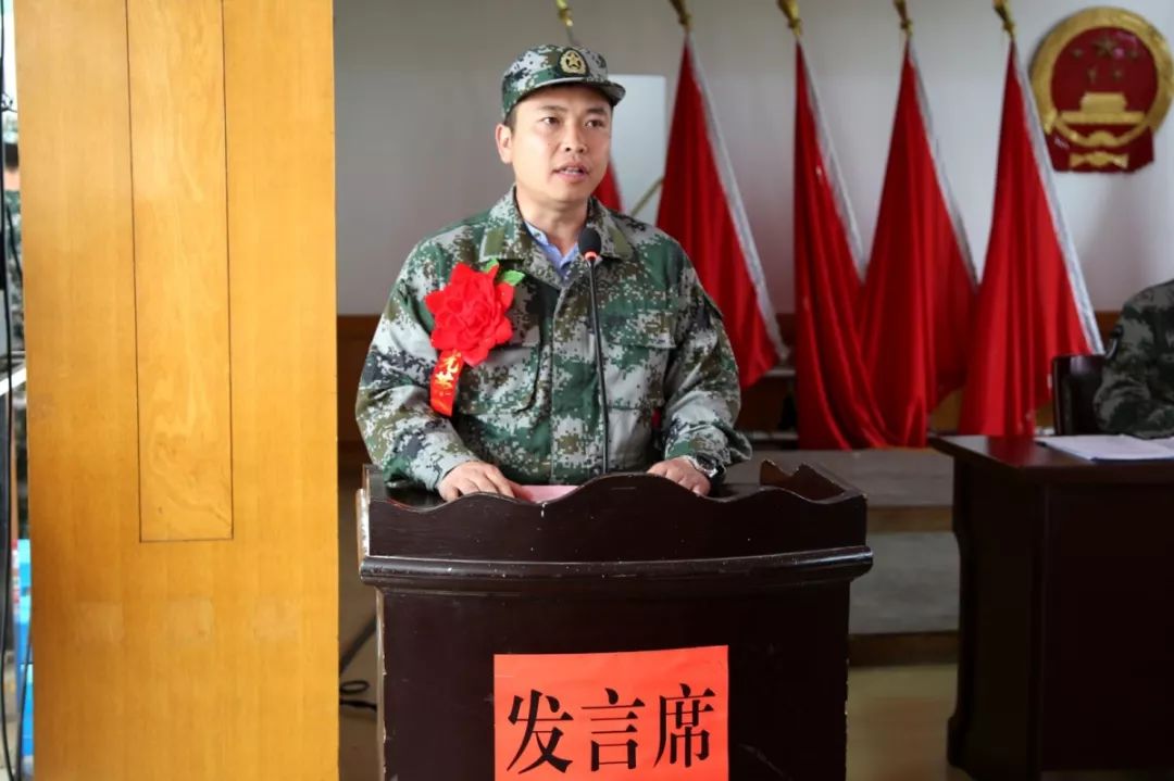 武装部长林华为出队民兵卸下民兵标识,佩戴大红花△武装干事祝华荣