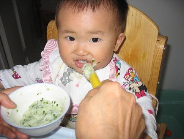                     劝告：孩子不满5岁，3种饭别碰，积食伤脾胃，影响身体发育！