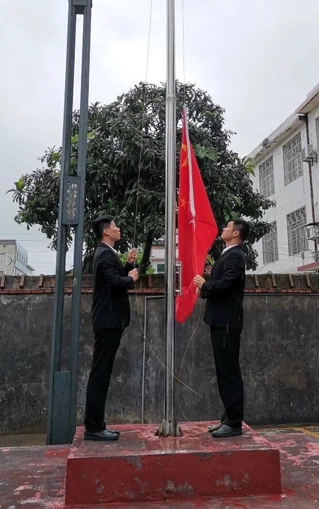 虹桥镇升国旗仪式风雨无阻