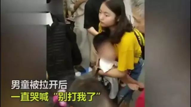 骑在孩子身上打孩子的女士请您住手