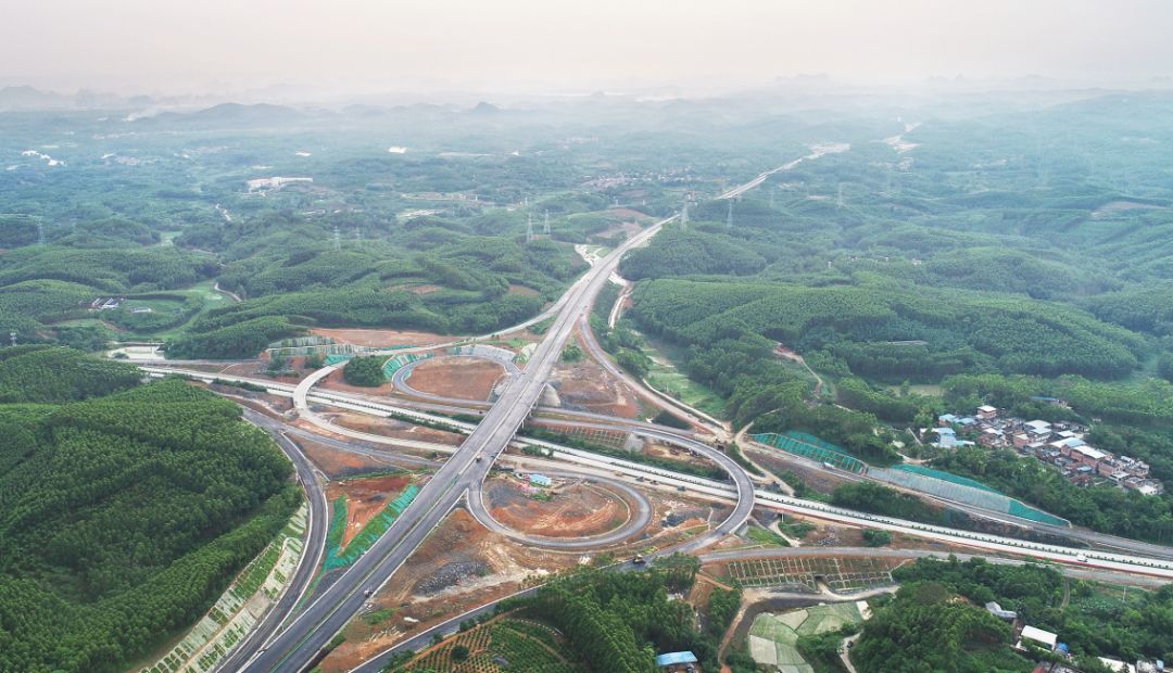 日前,记者从中交四航局广西贵隆高速公路总承包部获悉,贵港至隆安高速