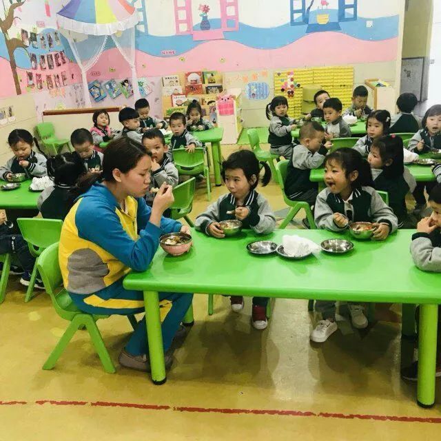 "为食品安全保驾护航"—三色丽都幼儿园落实陪餐制度报道