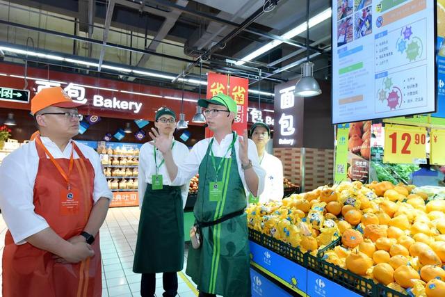 此次"生鲜日"特训讲师团由家乐福生鲜学院及食品安全质量团队的20位