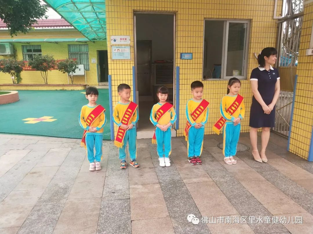 让幼儿在体验中接受教育,逐步形成崇尚礼仪,争做文明礼仪小天使的良好