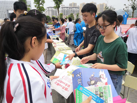 仁山街道人口_夜晚街道图片(3)