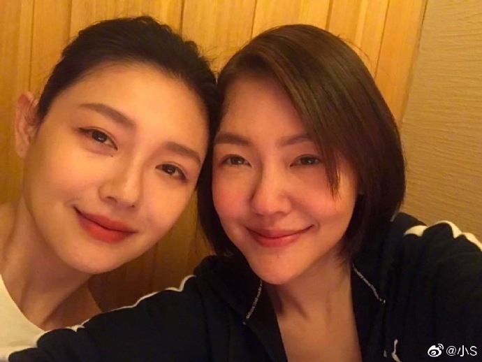小s晒与大s合照,大s的脸引起了所有人的注意 网友:鼻子歪了