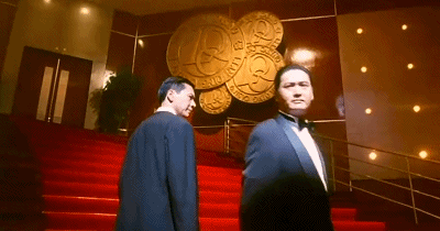 向佐的老爸名叫向华强,曾在电影《赌神》里饰演过龙五,退出演艺圈后