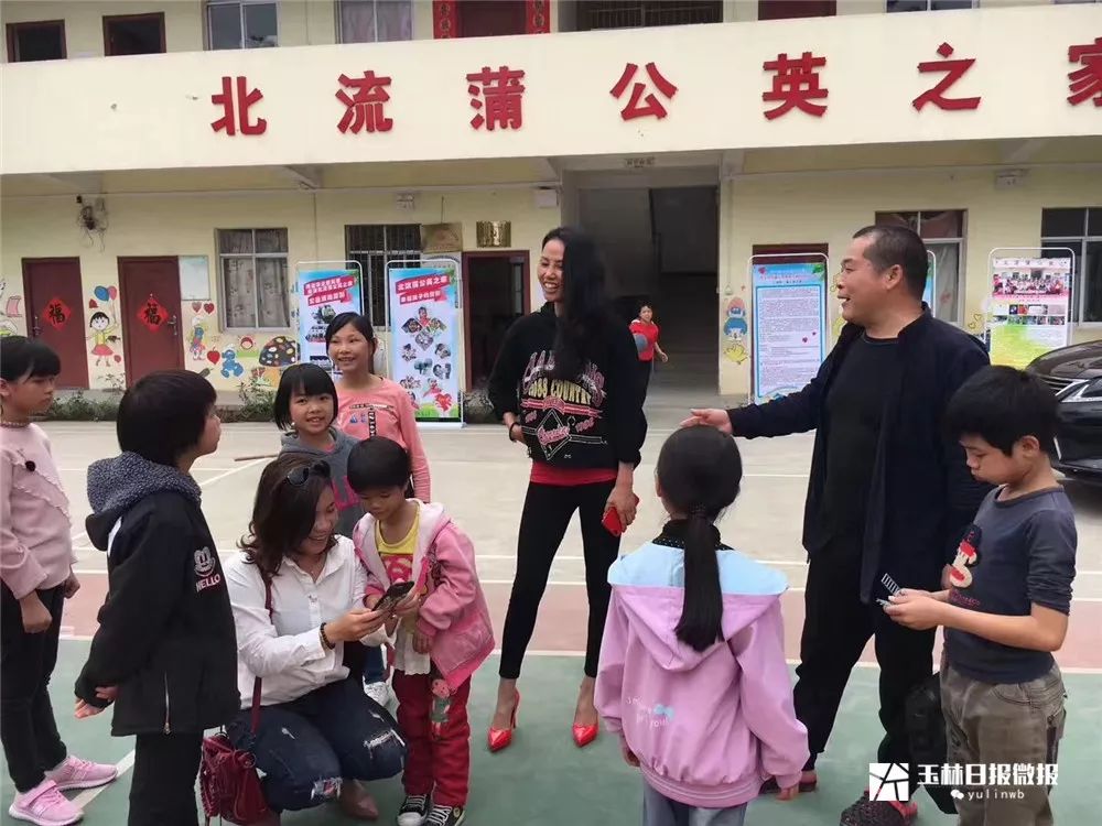 荣获"大湾区杰出青年女企业家"的冯雯熙(左)在颁奖晚幌上