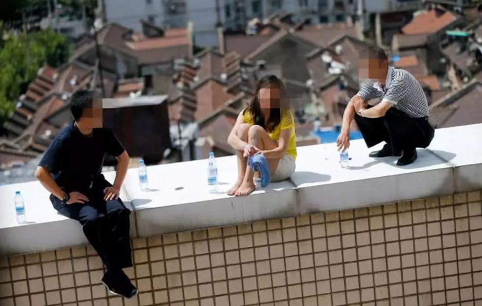 章韬顾不上处理攀爬时割伤的手指,将女子平安送回家.