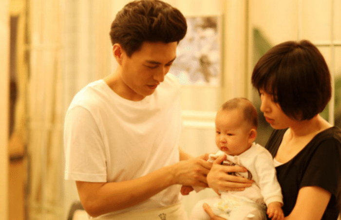 2014年,靳东和李佳的儿子出生,取名为靳鹰,18年生下二胎.