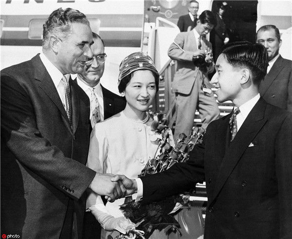 1/ 12 1992年10月,北京,日本明仁天皇与皇后美智子访华,参观长城.