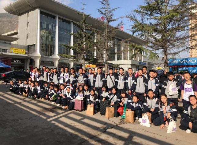 兰州华侨实验学校八年级200多学生在老师的带领下,研学旅行至古蜀天府