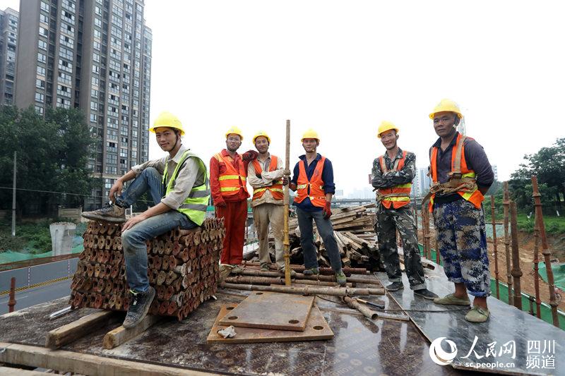 成都:五一将至 建筑工地农民工坚守岗位
