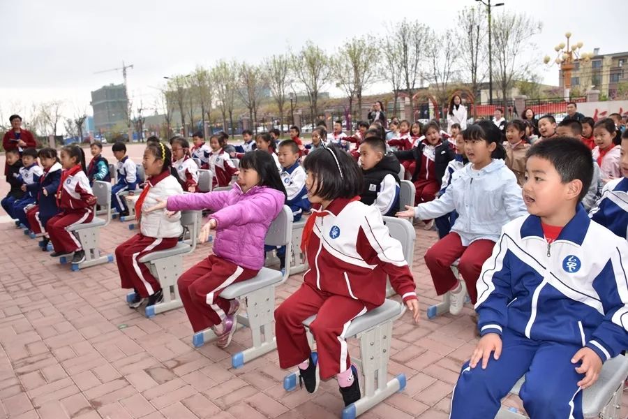 牟平区龙湖小学在"世界读书日"里进行了"好妈妈儿歌"诗文诵读展示活动