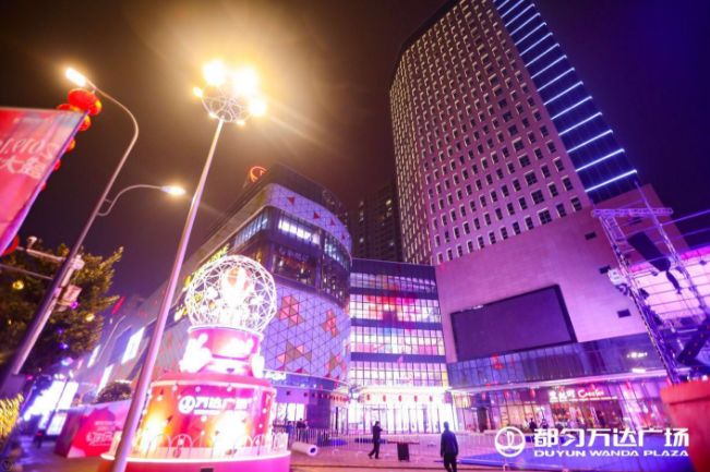 永辉超市大型超市,电影院也在逐年增加没多久又在城北开业了万达广场
