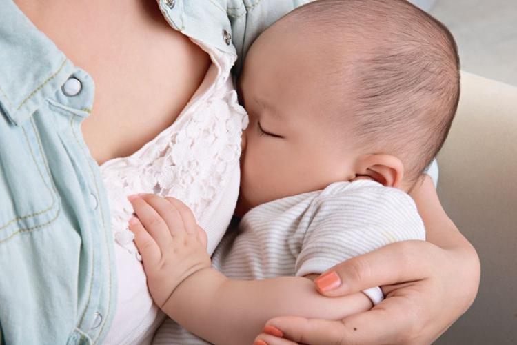                     原创            新生宝宝出现这3个信号家长要引起注意！孩子可能生病了！