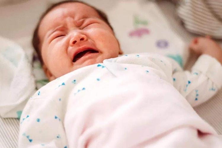                     原创            新生宝宝出现这3个信号家长要引起注意！孩子可能生病了！