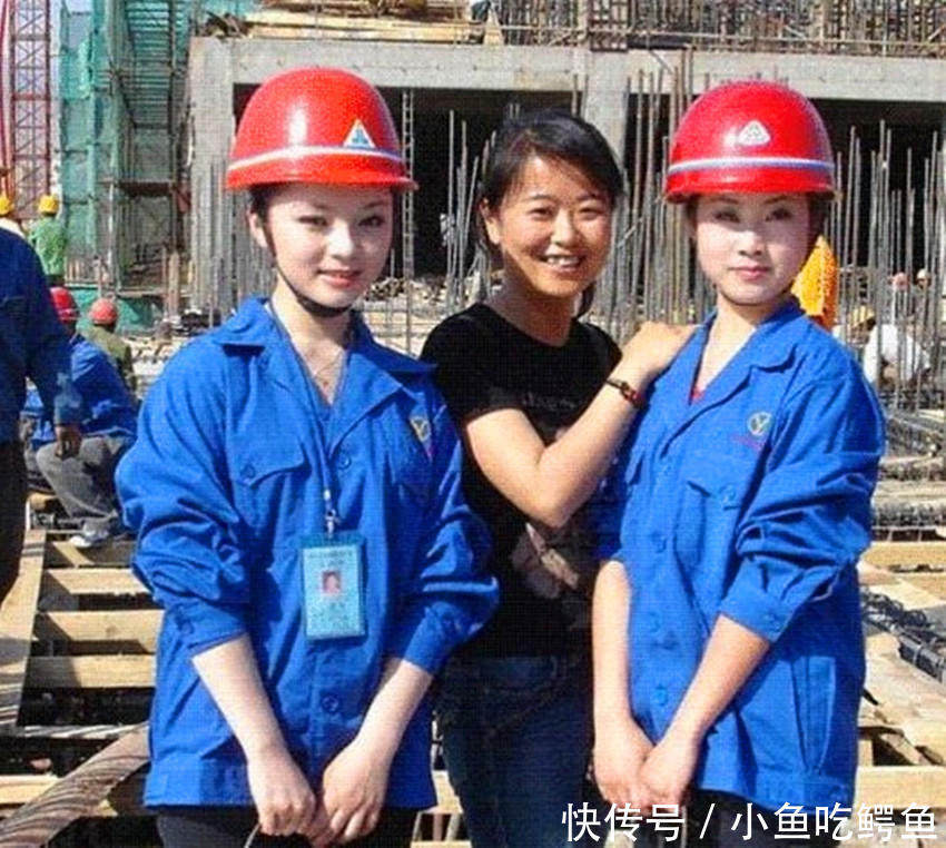 图为建筑女工人的合影.