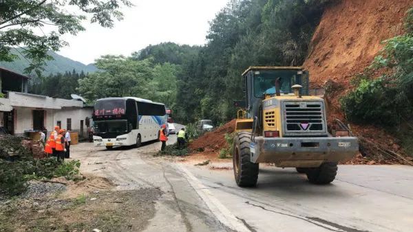 遂川巾石路段发生大型山体塌方!