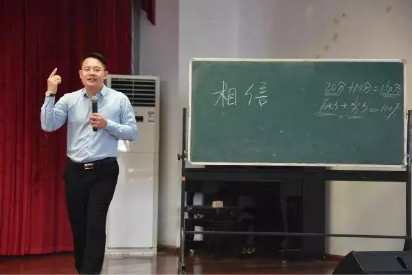 原创
            西双版纳二中 —— 消除教师职业倦怠  打造幸福人生吴刚老师开讲
                