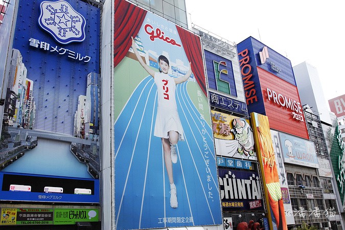 在第五代广告牌撤下,第六代还没换上的时候,找来日本女星绫濑遥进行"