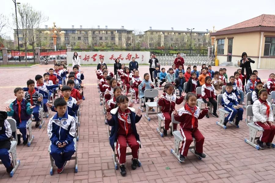 牟平区龙湖小学在"世界读书日"里进行了"好妈妈儿歌"诗文诵读展示活动