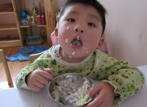 劝告:孩子不满5岁,3种饭别碰,积食伤脾胃,影响身体发育!