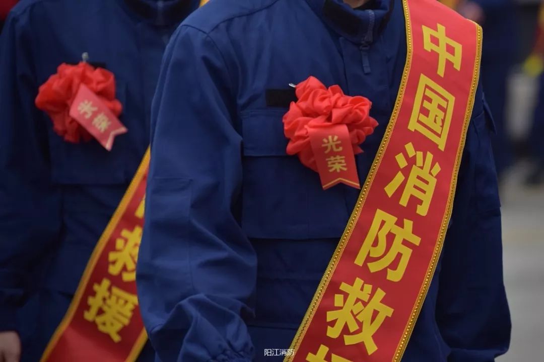 与会领导为新招录消防员佩戴"中国消防救援"的绶带和红花,并发放入职