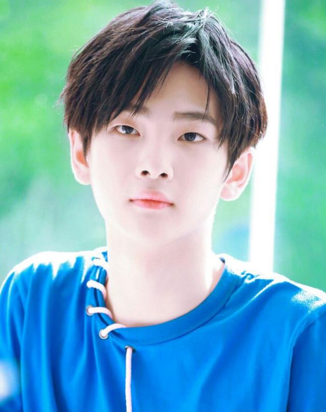 在蔡徐坤后,00后又追捧新男神,网友:蔡徐坤的时代已经