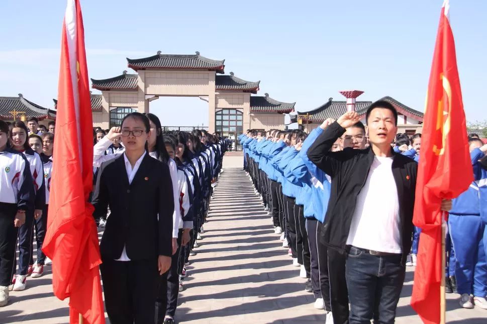 团市委副书记吐尔逊江·莫合买提同志,尹贵龙同志为新团员佩戴团徽