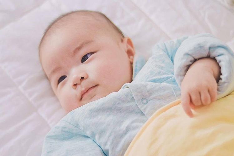                     原创            新生宝宝出现这3个信号家长要引起注意！孩子可能生病了！