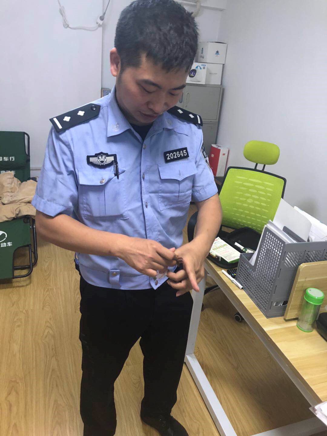 疯传年轻妈妈携两幼子欲轻生遗书字字泣血二胎妈妈爬上天台要跳楼轻生