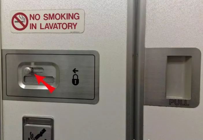 在我们的印象中,飞机上的厕所的确很脏,但往往最脏的,是在于 飞机上