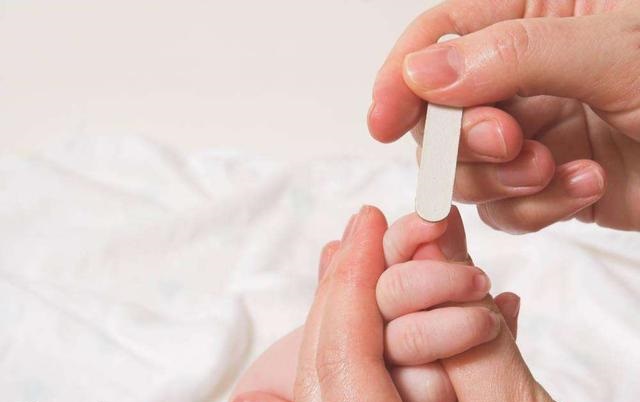                     原创            给娃剪指甲不简单，一不小心就剪错了，看看你做对了吗？