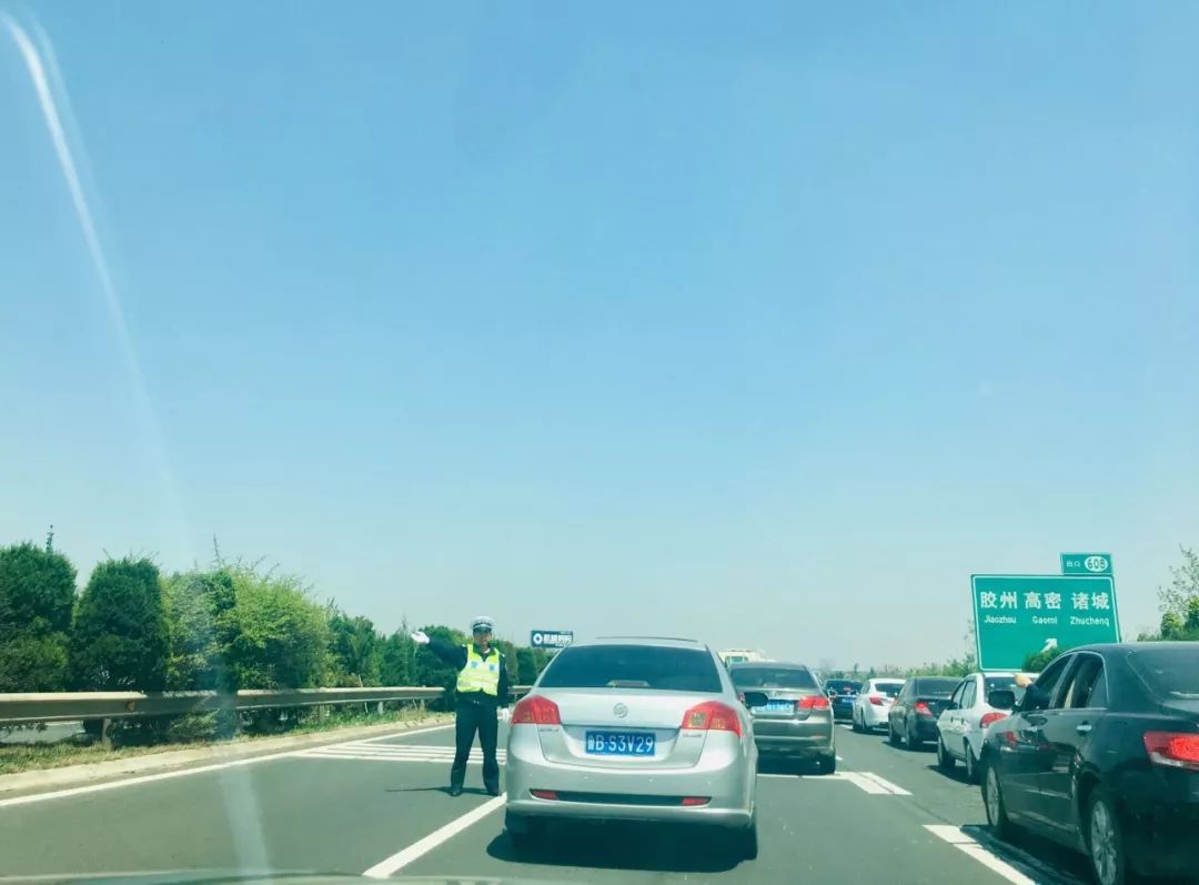 堵爆了!高速成停车场,隧道口寸步难行!有人哀嚎