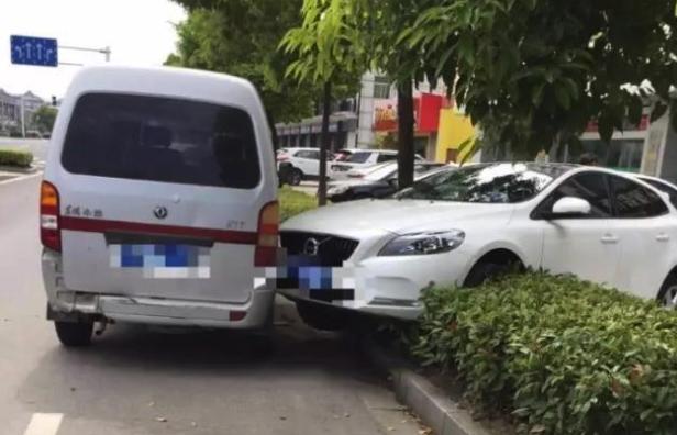 路边停车被撞，先报警还是报保险？做不对会很亏