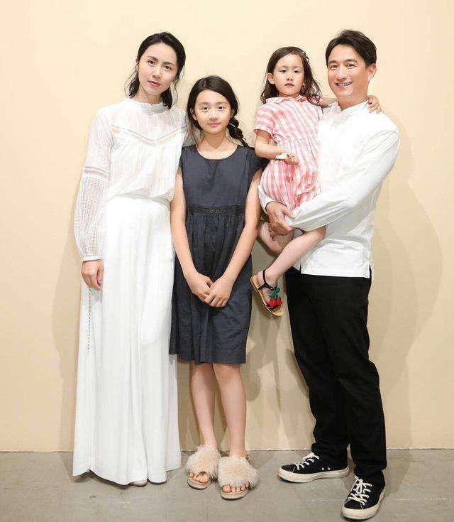 黄磊女儿上热搜:用爱养大的女孩儿,都活成什么样了?