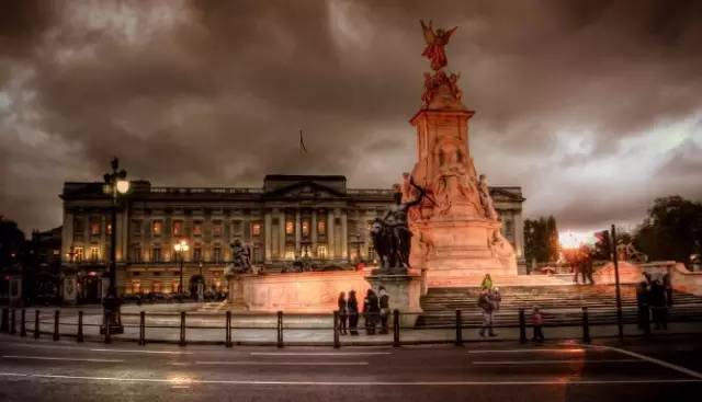 世界上著名的十大宫殿 20bcab0ccf3b4cf380586c38f35b4206.jpeg