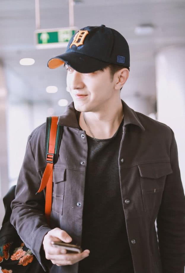 金瀚身穿黑色外套内搭黑T现身机场 打扮休闲随