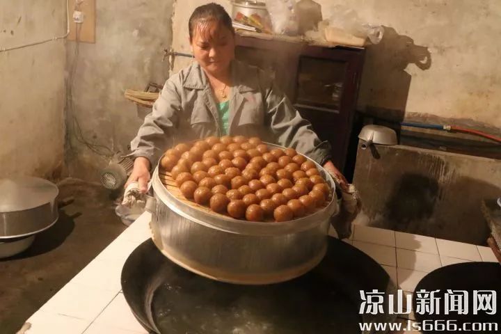 宁南美食之灰水粑